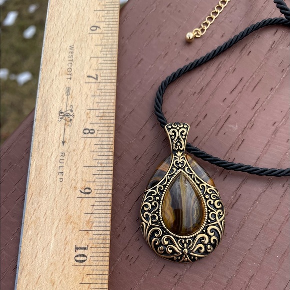 NWOT Lia Sophia Tiger’s Eye and Gold Metal Necklace - Picture 4 of 8